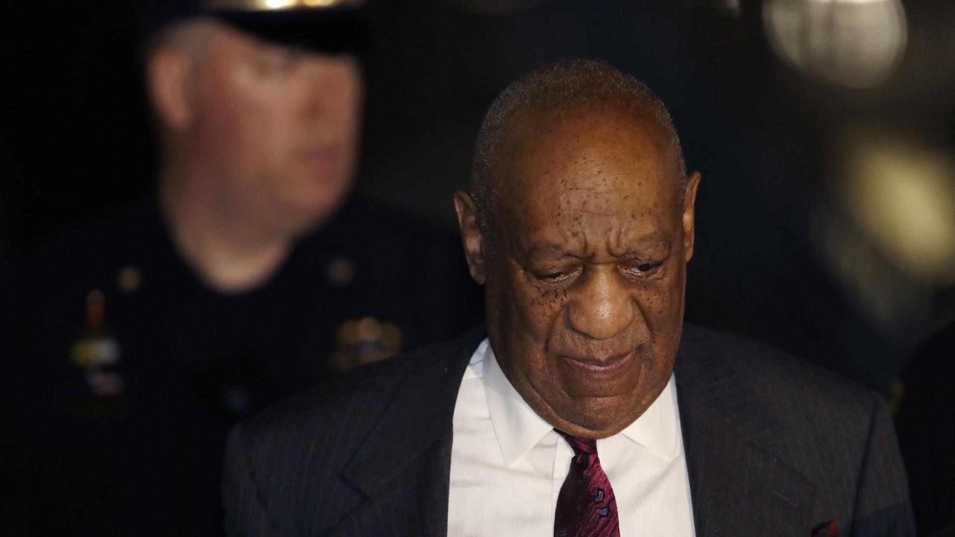 Der Schauspieler Bill Cosby verlässt das Gerichtsgebäude. Der Schauspieler Bill Cosby verlässt das Gerichtsgebäude.