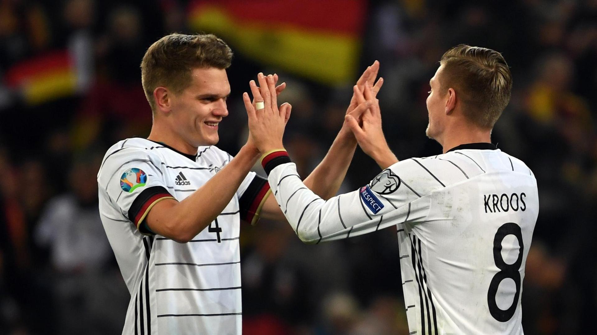 Die Fußball-Spieler Toni Kroos und Matthias Ginter freuen sich. Die Fußball-Spieler Toni Kroos und Matthias Ginter freuen sich.