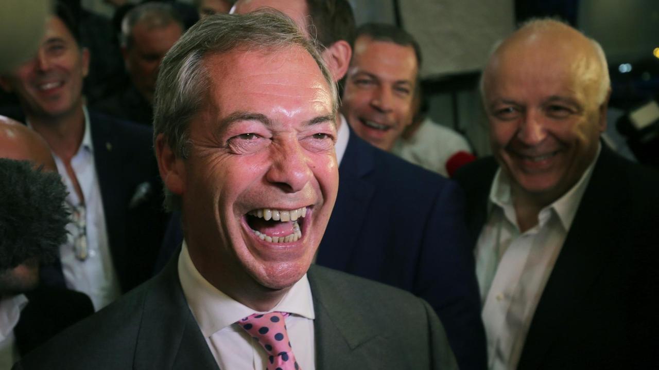 Nigel Farage, Vorsitzender der UK Independence Party, zeichnet sich siegesgewiss. Nigel Farage, Vorsitzender der UK Independence Party, zeichnet sich siegesgewiss.