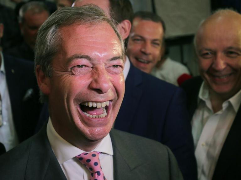 Nigel Farage, Vorsitzender der UK Independence Party, zeichnet sich siegesgewiss.