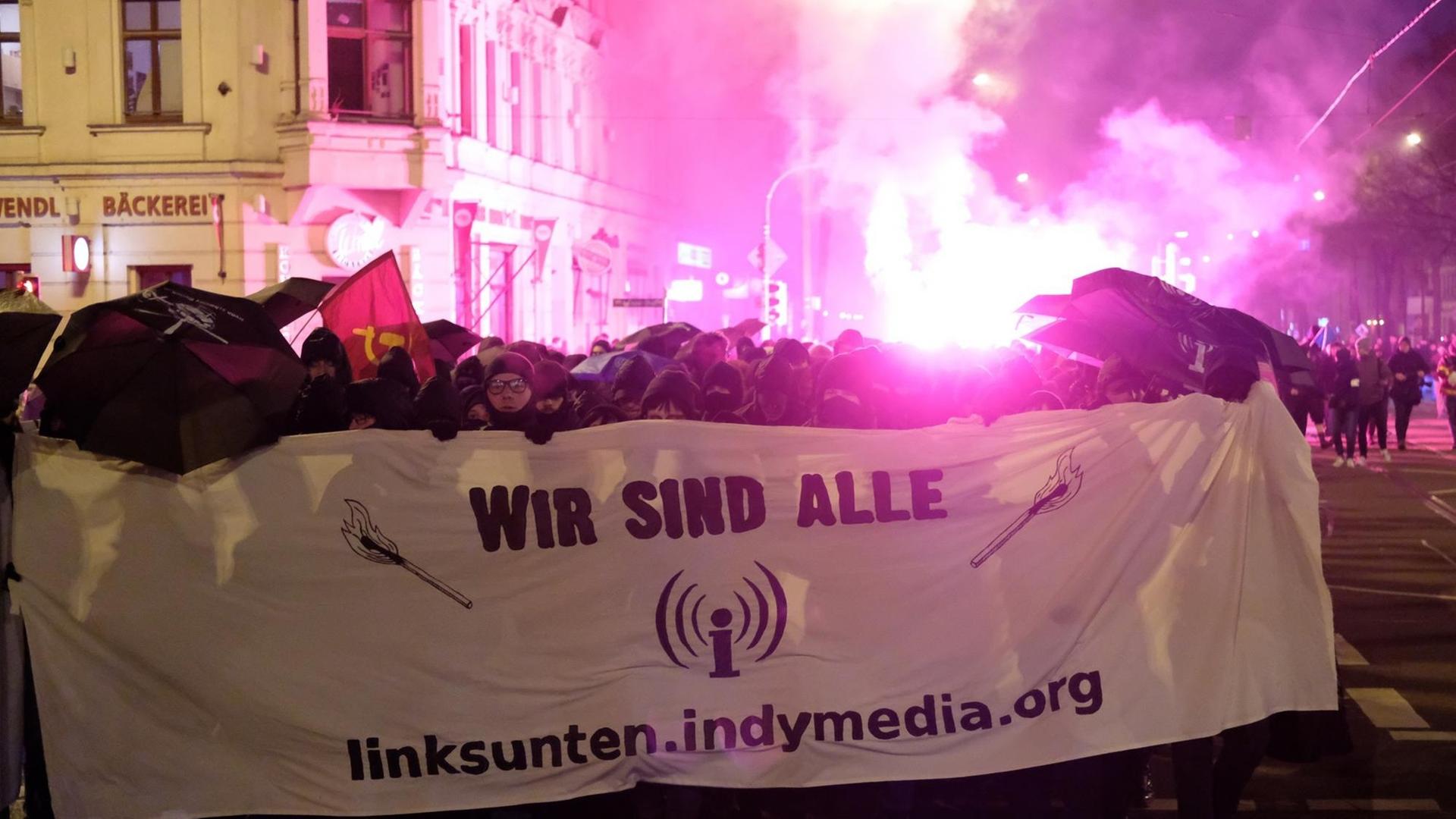Leipzig: Teilnehmer einer linken Demonstration tragen ein Transparent mit der Aufschrift «wir sind alle linksunten.indymedia.org» und zünden Pyrotechnik. Mehrere hundert Menschen protestierten gegen das Verbot der Plattform «Linksunten.Indymedia». Leipzig: Teilnehmer einer linken Demonstration tragen ein Transparent mit der Aufschrift «wir sind alle linksunten.indymedia.org» und zünden Pyrotechnik. Mehrere hundert Menschen protestierten gegen das Verbot der Plattform «Linksunten.Indymedia».