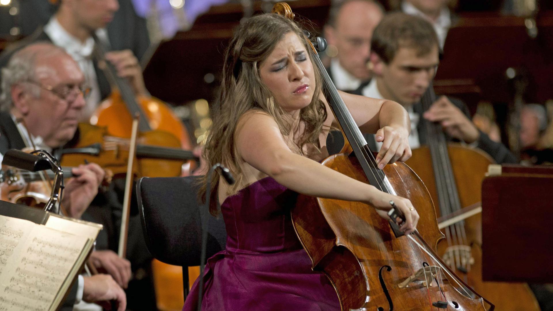 Die US-amerikanische Cellistin Alisa Weilerstein bei einem Auftritt mit dem Orchester Tschechische Philharmonie am 10.9.2013 in Prag Die US-amerikanische Cellistin Alisa Weilerstein bei einem Auftritt mit dem Orchester Tschechische Philharmonie am 10.9.2013 in Prag