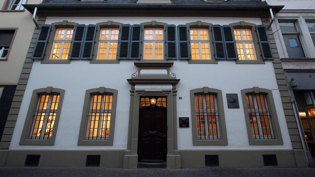 Das Geburtshaus des Philosoph en Karl Marx in der Altstadt von Trier am Vorabend seines 200. Geburtstages, Rheinland-Pfalz, Deutschland *** The birthplace of the philosopher Karl Marx in the old town of Trier on the eve of his 200th birthday Rhineland Palatinate Germany Das Geburtshaus des Philosoph en Karl Marx in der Altstadt von Trier am Vorabend seines 200. Geburtstages, Rheinland-Pfalz, Deutschland *** The birthplace of the philosopher Karl Marx in the old town of Trier on the eve of his 200th birthday Rhineland Palatinate Germany