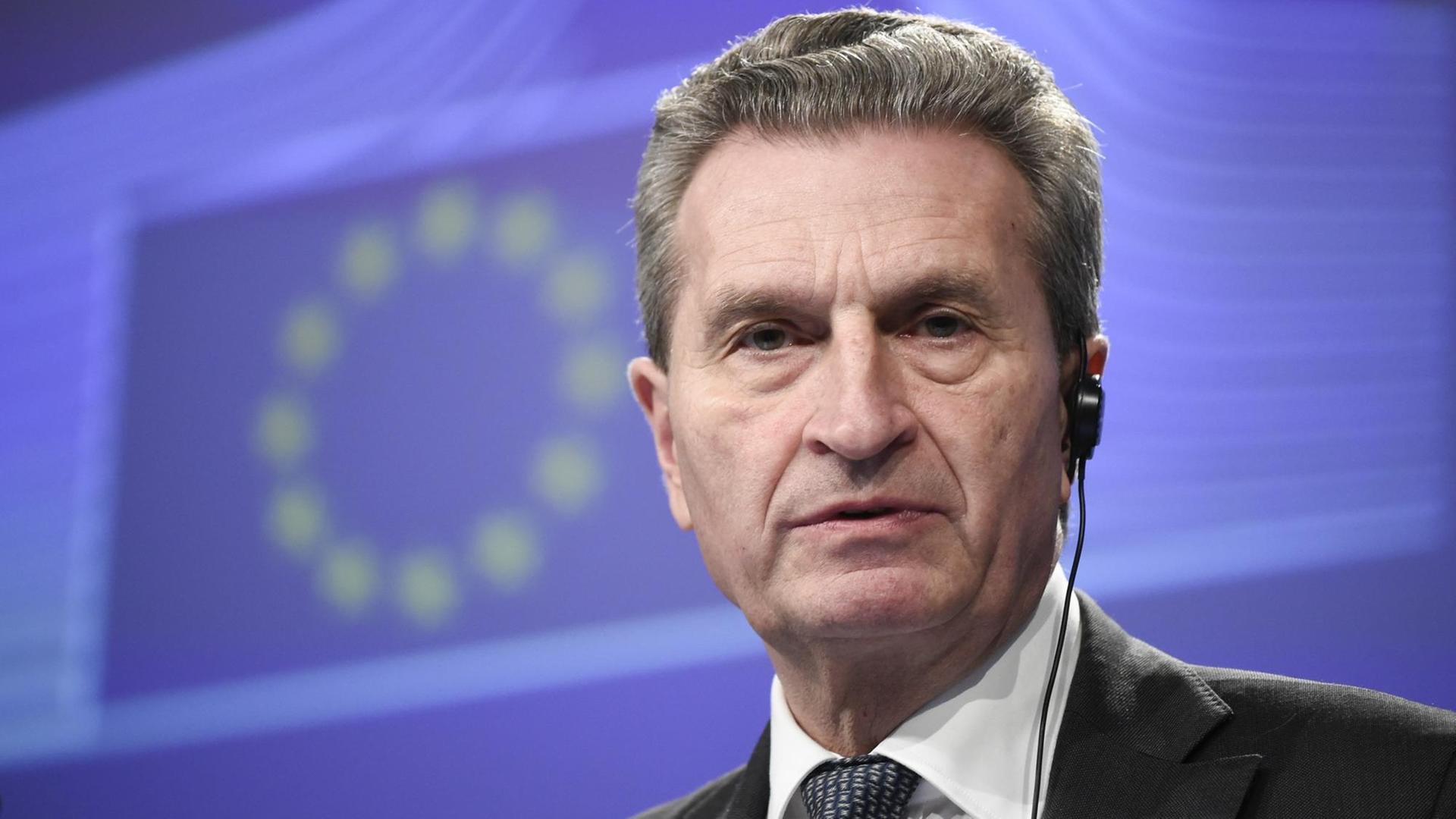 Oettinger steht vor einer blauen Wand mit den EU-Sternen. Oettinger steht vor einer blauen Wand mit den EU-Sternen.
