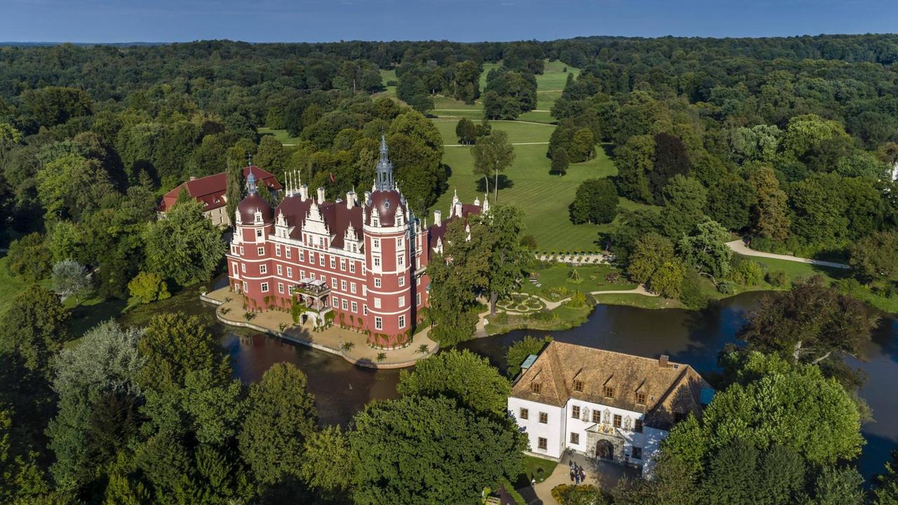 Luftaufnahme des Fürst-Pückler-Parks und dem Schloss Bad Muskau. Luftaufnahme des Fürst-Pückler-Parks und dem Schloss Bad Muskau.