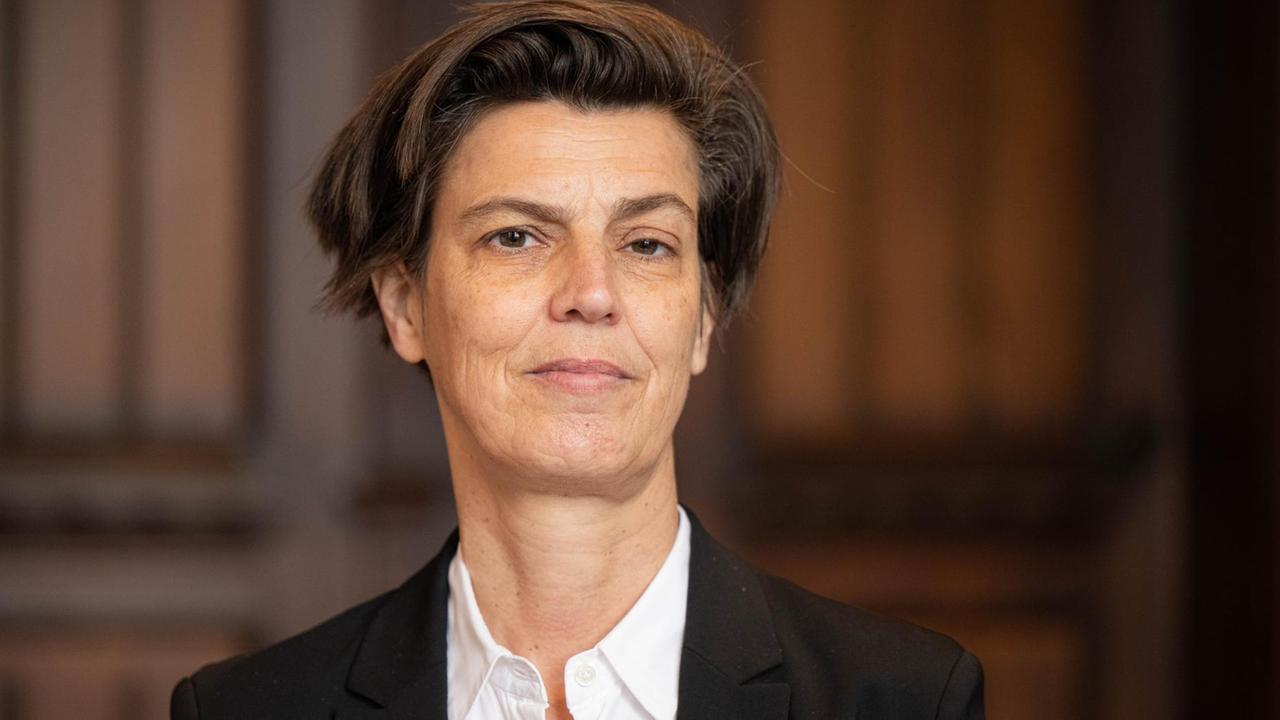 Carolin Emcke, deutsche Autorin und Publizistin, die von der Stadt Oldenburg mit dem Carl-von- Ossietzky-Preis für Zeitgeschichte und Politik gewürdigt wurde, steht für ein Porträt vor der Kamera. Carolin Emcke, deutsche Autorin und Publizistin, die von der Stadt Oldenburg mit dem Carl-von- Ossietzky-Preis für Zeitgeschichte und Politik gewürdigt wurde, steht für ein Porträt vor der Kamera.