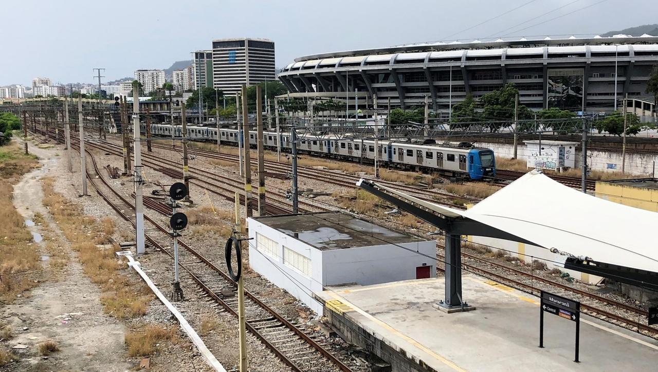 Vor dem Maracana-Stadion in Rio soll zusätzlicher Platz für Parkplätze geschaffen werden, dazu ein Hotel oder Shoppingcenter. Dafür soll ein Dach auf die angrenzenden Schienen der Zug- und Metro-Verbindungen aufgesetzt werden. Vor dem Maracana-Stadion in Rio soll zusätzlicher Platz für Parkplätze geschaffen werden, dazu ein Hotel oder Shoppingcenter. Dafür soll ein Dach auf die angrenzenden Schienen der Zug- und Metro-Verbindungen aufgesetzt werden.