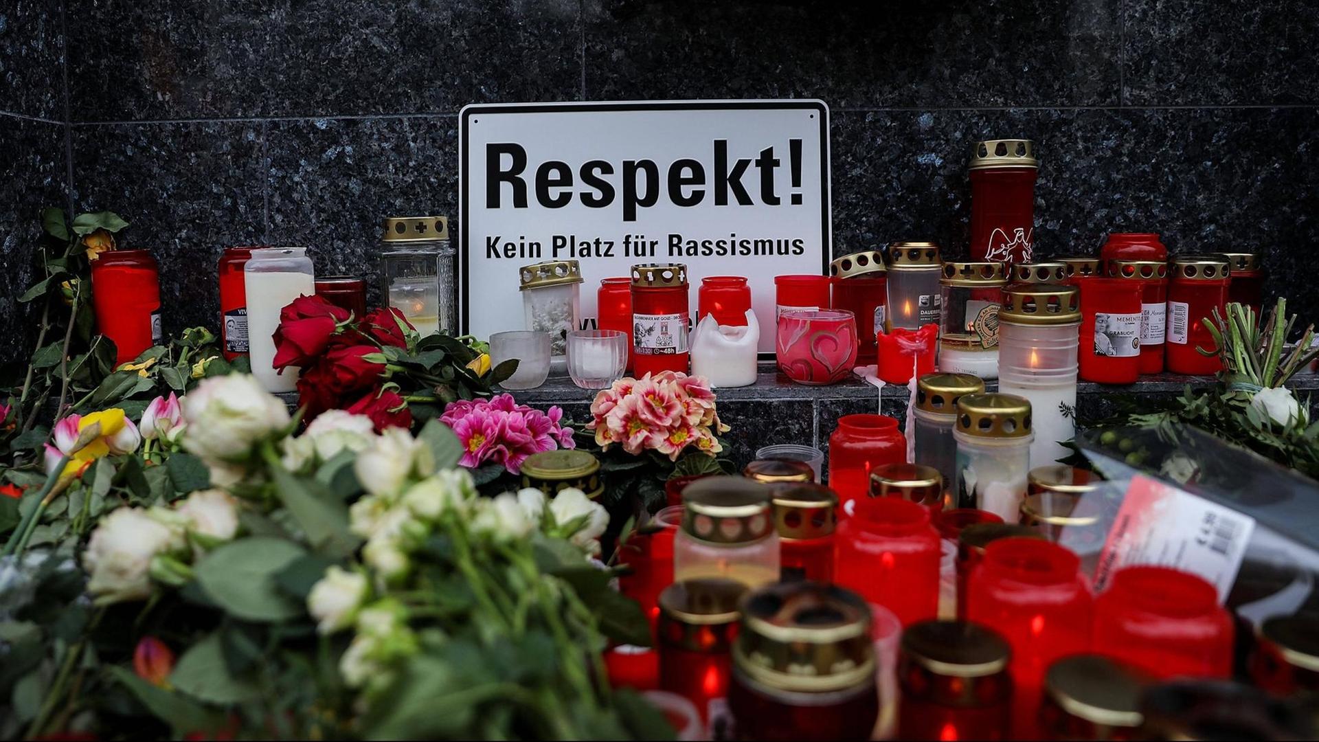 22.02.2020, xmkx, Lokal Hanau , Demonstration und Mahnwache nach Terror in Hanau Bluttat, Terror, Schiesserei, Mord, Tot , Gedenkfeier, Tobias R, Terrorist, Trauer, Hanau, Demonstation, Mahnwache v.l. Trauer, Gedenken am Tatort Heumarkt, Shisha Bar, Hanau Hessen Deutschland DE *** 22 02 2020, xmkx, Lokal Hanau , Demonstration and vigil after terror in Hanau Blood act, terror, shooting, murder, death, commemoration, Tobias R, terrorist, mourning, Hanau, demonstration, vigil of mourning, commemoration at the scene of the crime Heumarkt, Shisha Bar, Hanau Hessen Germany EN 22.02.2020, xmkx, Lokal Hanau , Demonstration und Mahnwache nach Terror in Hanau Bluttat, Terror, Schiesserei, Mord, Tot , Gedenkfeier, Tobias R, Terrorist, Trauer, Hanau, Demonstation, Mahnwache v.l. Trauer, Gedenken am Tatort Heumarkt, Shisha Bar, Hanau Hessen Deutschland DE *** 22 02 2020, xmkx, Lokal Hanau , Demonstration and vigil after terror in Hanau Blood act, terror, shooting, murder, death, commemoration, Tobias R, terrorist, mourning, Hanau, demonstration, vigil of mourning, commemoration at the scene of the crime Heumarkt, Shisha Bar, Hanau Hessen Germany EN