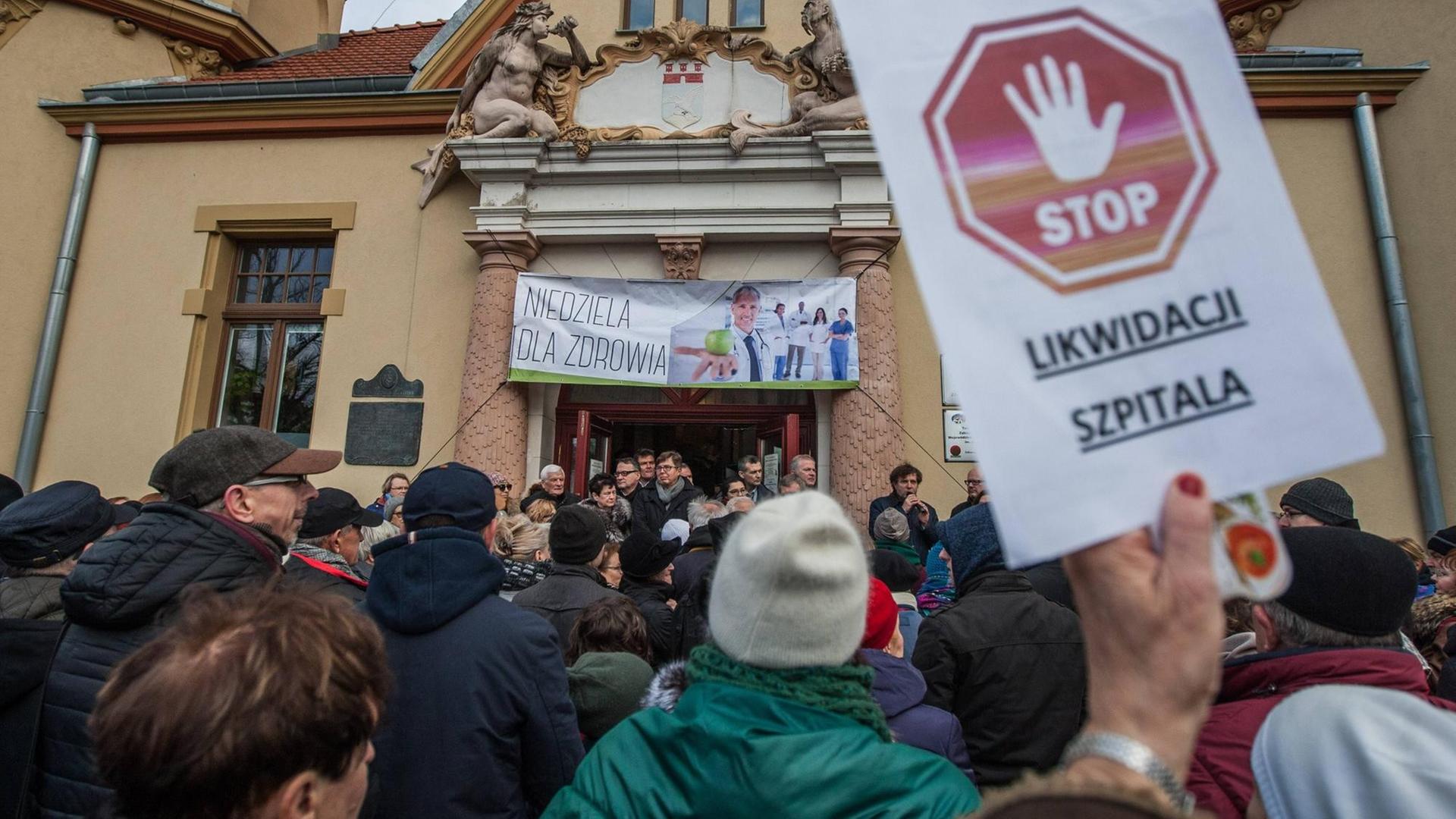 Protest im polnischen Sopot gegen die geplante Schließung des örtlichen Krankenhauses Protest im polnischen Sopot gegen die geplante Schließung des örtlichen Krankenhauses