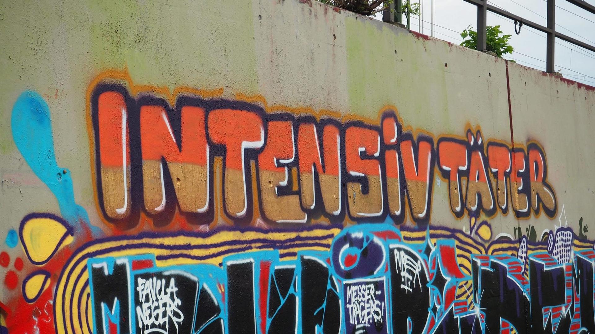 An einer Wand in Berlin steht der Schriftzug "Intensivtäter", aufgenommen am 05.05.2015. An einer Wand in Berlin steht der Schriftzug "Intensivtäter", aufgenommen am 05.05.2015.