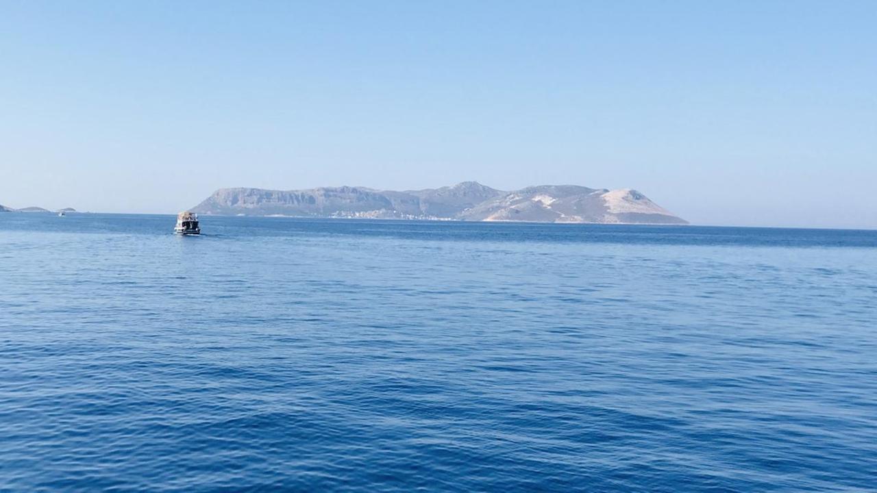 Eine kleine Insel am Horizont inmitten des Meeres. Eine kleine Insel am Horizont inmitten des Meeres.