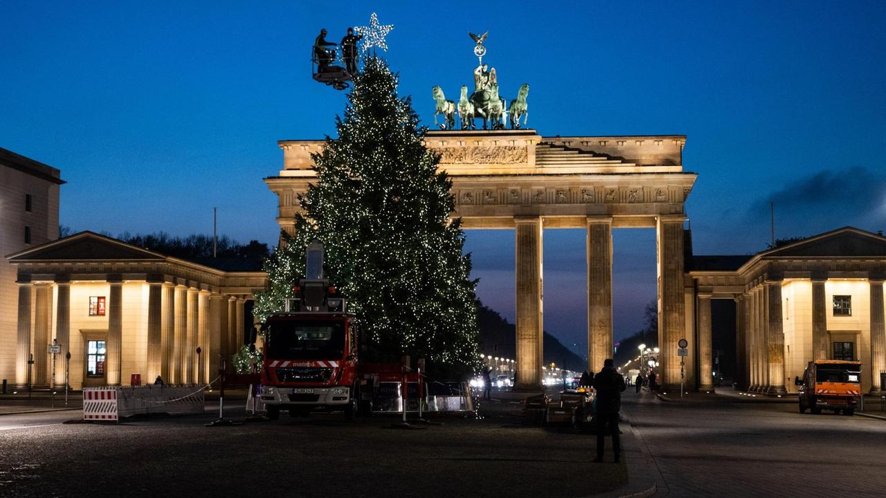Der Weihnachtsbaum vor dem Brandenburger Tor wird geschmückt. Der Weihnachtsbaum vor dem Brandenburger Tor wird geschmückt.
