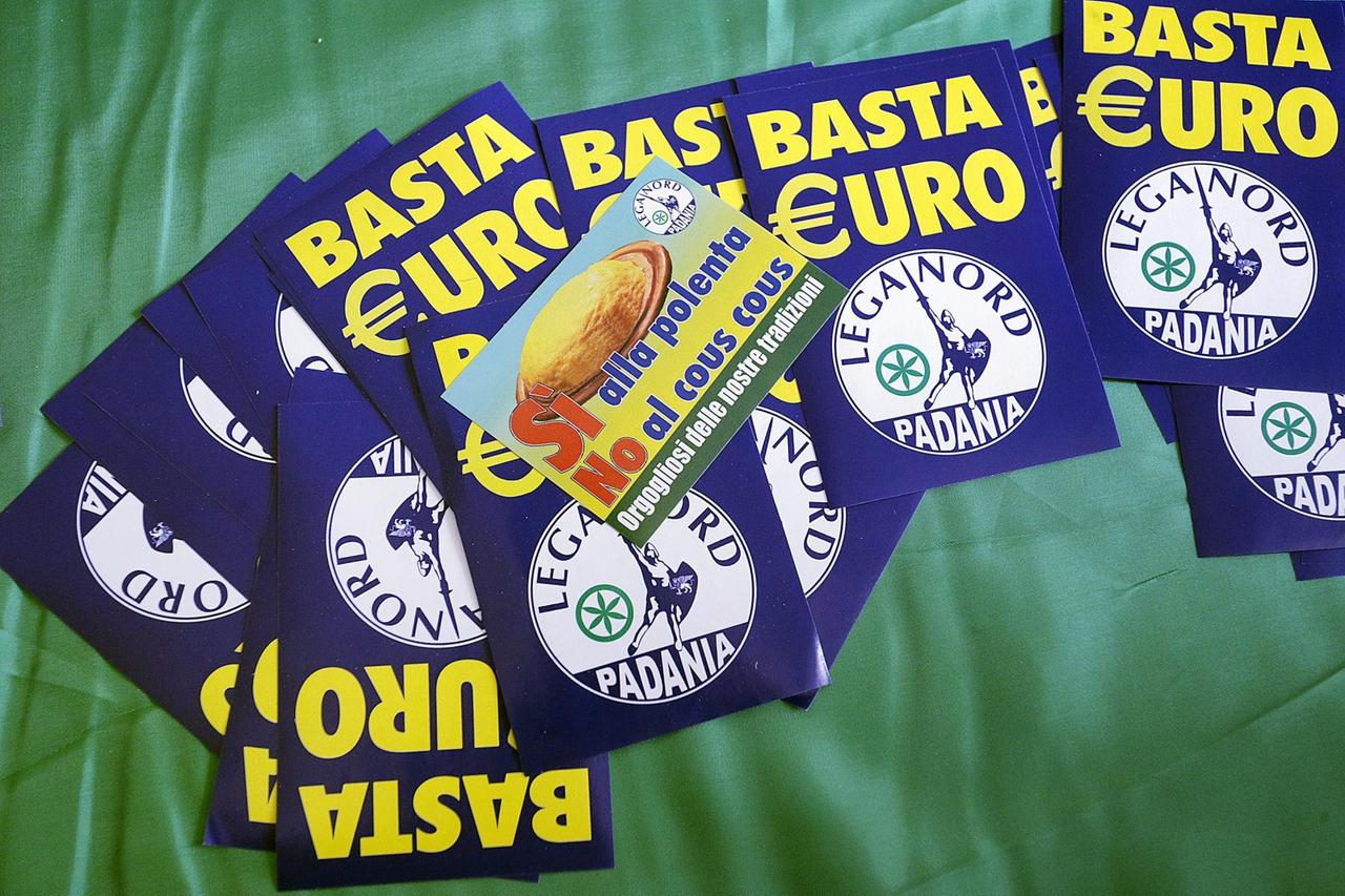 Auf den blauen Zetteln, die auf einer grünen Unterlage liegen, steht "Euro basta". Auf den blauen Zetteln, die auf einer grünen Unterlage liegen, steht "Euro basta".