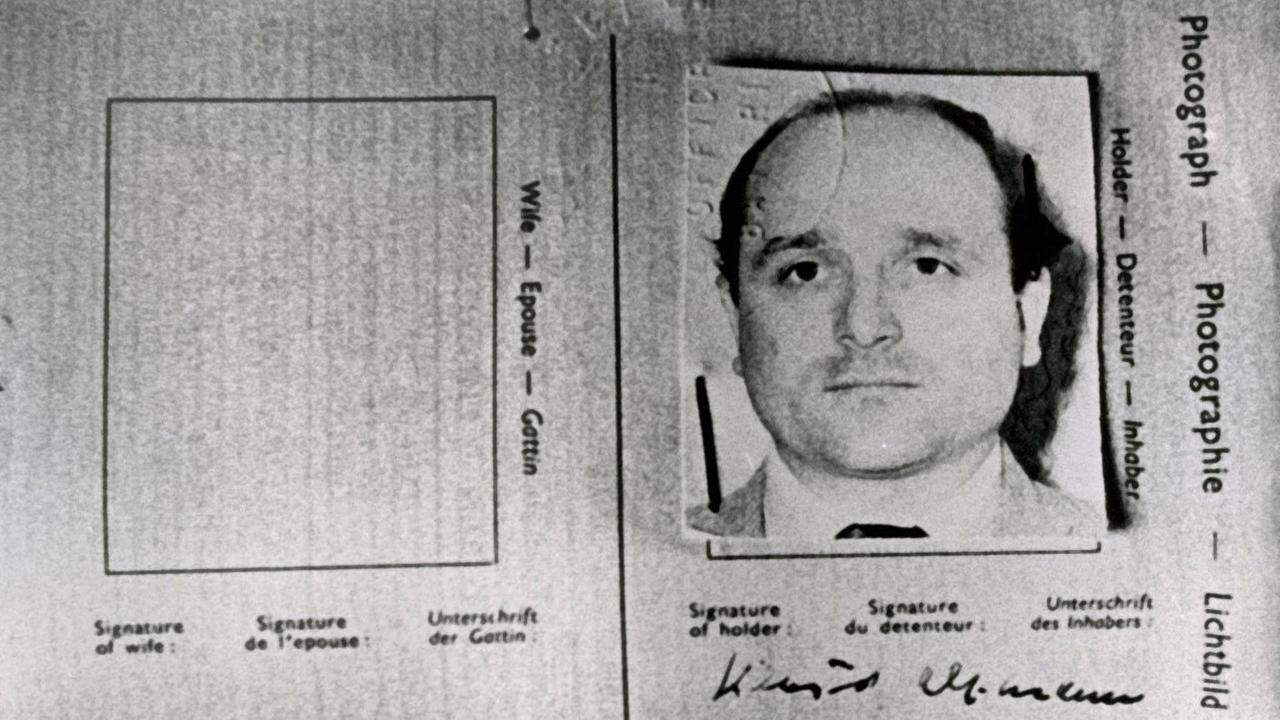 Ausweisdokument von Klaus Barbie mit Lichtbild Ausweisdokument von Klaus Barbie mit Lichtbild
