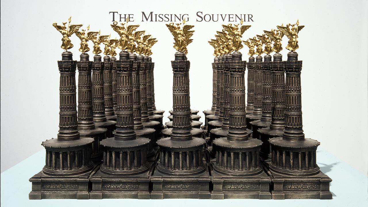 Foto der Plastik "The Missing Souvenir (Das fehlende Souvenir), 2002" von Aura Rosenberg; gegossenes Plastik, Acrylfarbe, 24 × 8,5 × 8,5 cm Foto der Plastik "The Missing Souvenir (Das fehlende Souvenir), 2002" von Aura Rosenberg; gegossenes Plastik, Acrylfarbe, 24 × 8,5 × 8,5 cm