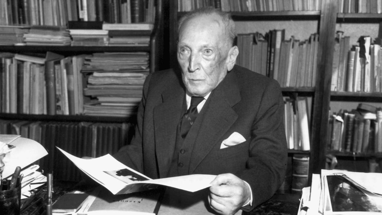 Der deutsche Kunsthistoriker und Generaldirektor der Staatlichen Museen Berlins (1929-1933) in einer undatierten Aufnahme. Er emigrierte 1938 in die Niederlande. Sein grundlegendes Werk "Die altniederländische Malerei" verfaßte er in den Jahren 1924-1937. Der deutsche Kunsthistoriker und Generaldirektor der Staatlichen Museen Berlins (1929-1933) in einer undatierten Aufnahme. Er emigrierte 1938 in die Niederlande. Sein grundlegendes Werk "Die altniederländische Malerei" verfaßte er in den Jahren 1924-1937.