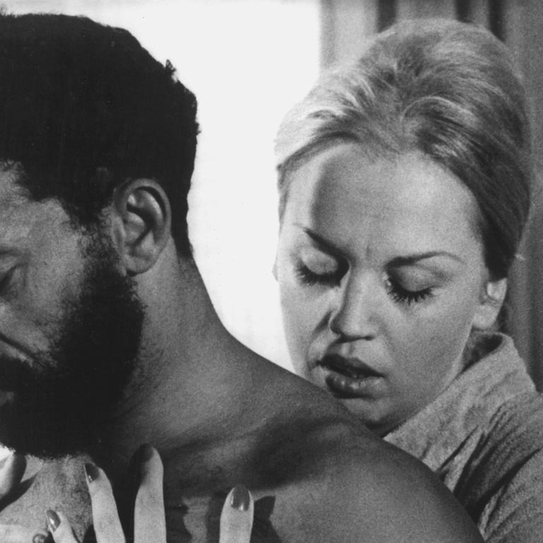 Die Schauspielerin Barbara Valentin in einer Filmszene mit El Hedi Ben Salem (Ali) in dem Film "Angst essen Seele auf" von 1974, Regie: Rainer Werner Fassbinder