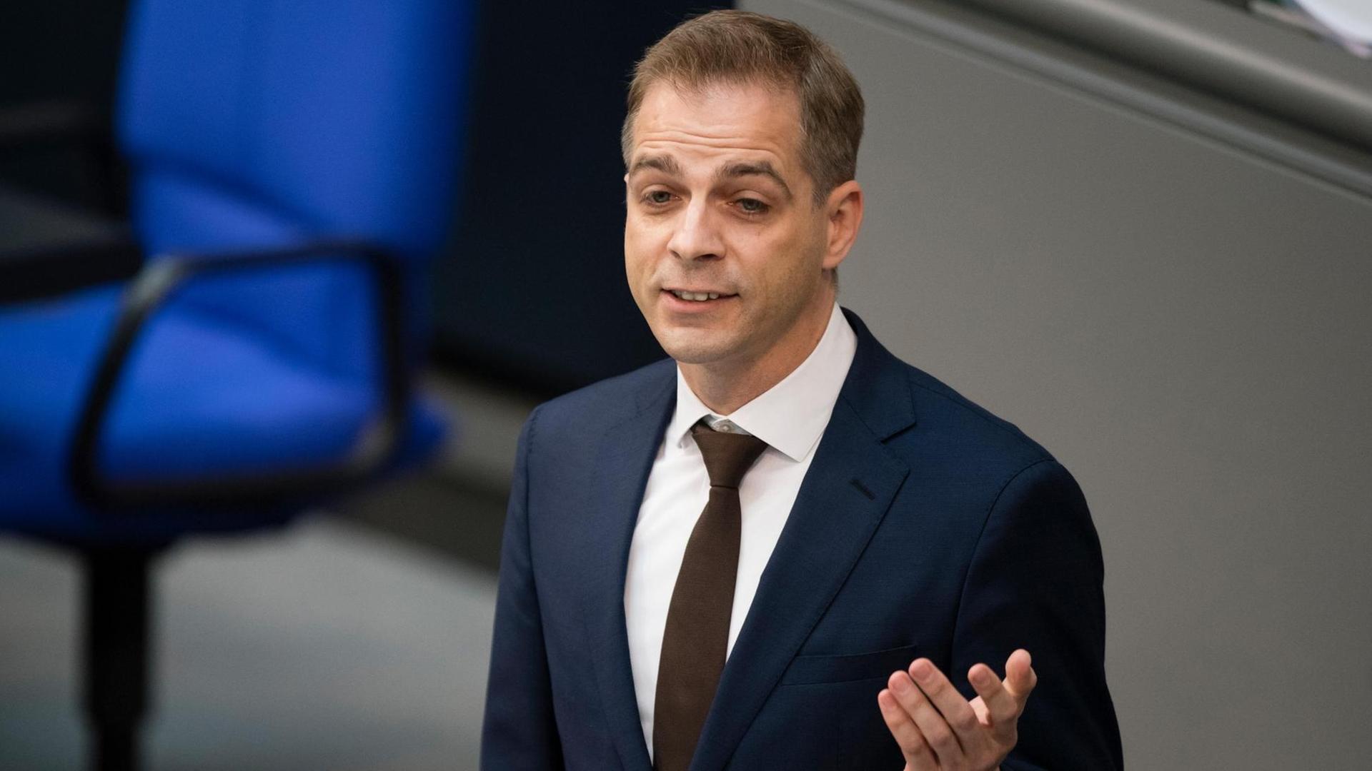 Der Bundestagsabgeordnete Stefan Liebich (Die Linke) spricht am 15. April 2016 während einer Bundestagssitzung im Plenarsaal des Reichstagsgebäudes in Berlin.