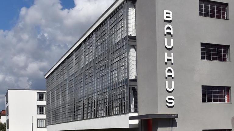 Blick auf das historische Bauhaus-Ensemble in Dessau (Sachsen-Anhalt), aufgenommen am 07.09.2015. Blick auf das historische Bauhaus-Ensemble in Dessau (Sachsen-Anhalt), aufgenommen am 07.09.2015.