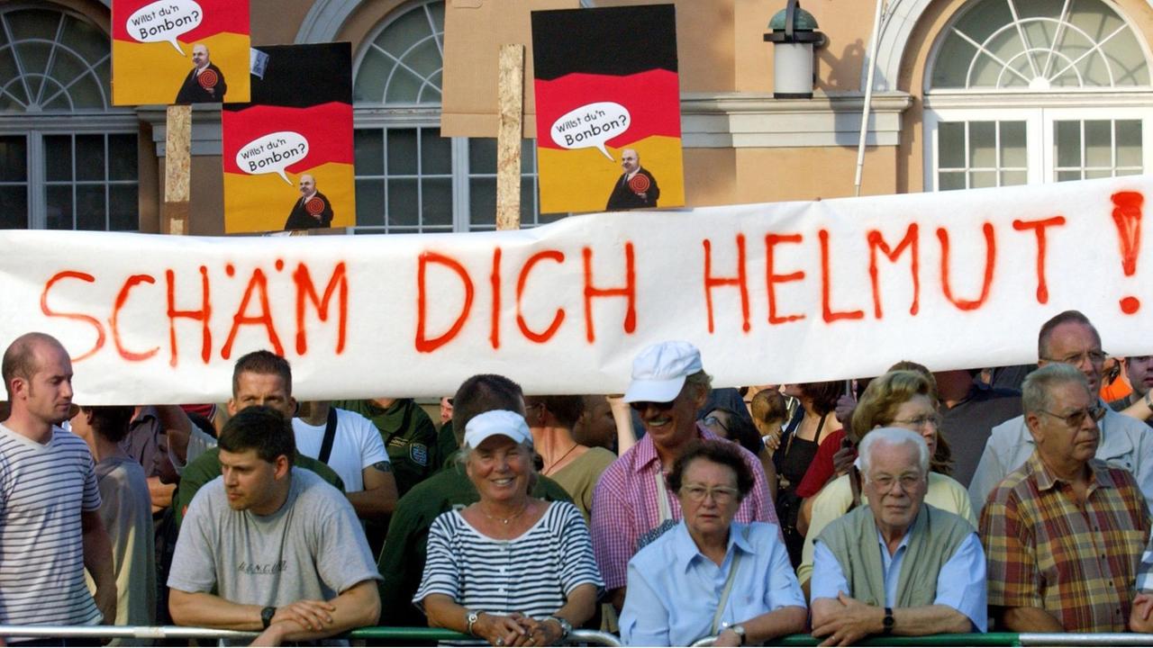 Weimar (Thüringen): Ein Spruchband mit der Aufschrift "Schäm Dich Helmut" halten am 20.08.2002 Gegendemonstranten bei einer Wahlkampfveranstaltung der CDU mit Altbundeskanzler Helmut Kohl auf dem Theaterplatz in Weimar. Weimar (Thüringen): Ein Spruchband mit der Aufschrift "Schäm Dich Helmut" halten am 20.08.2002 Gegendemonstranten bei einer Wahlkampfveranstaltung der CDU mit Altbundeskanzler Helmut Kohl auf dem Theaterplatz in Weimar.