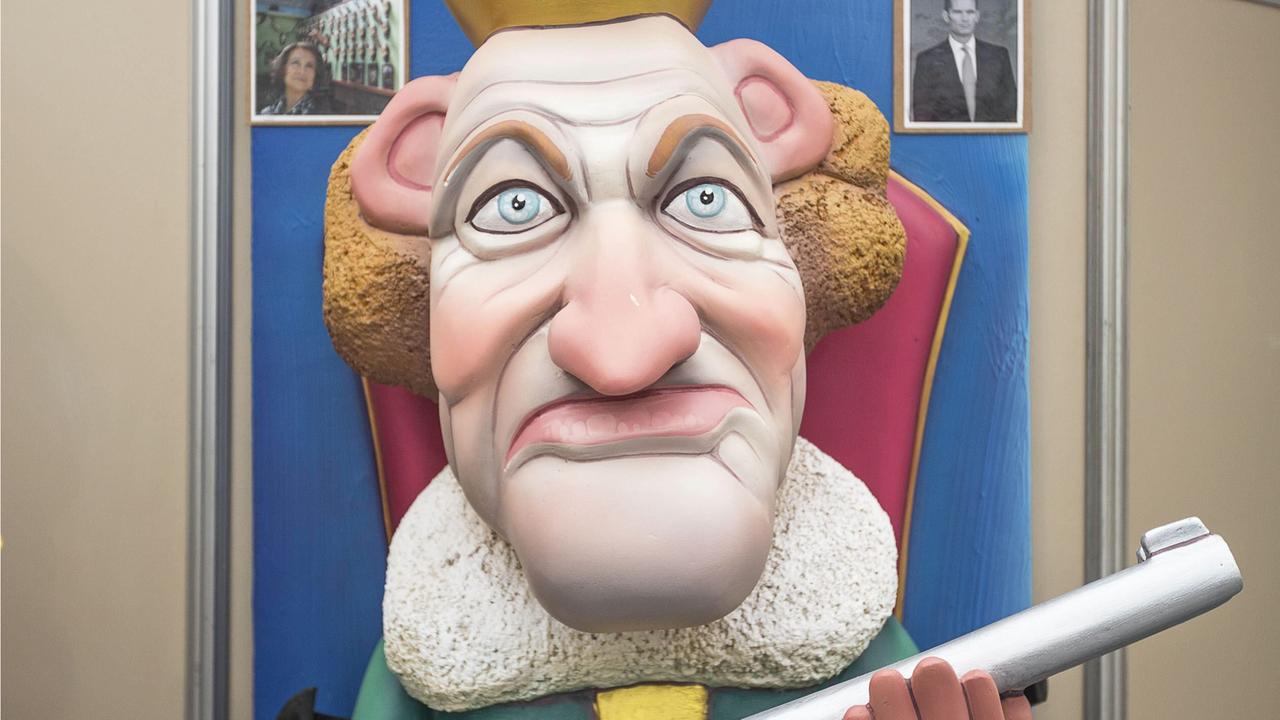 Eine Spottfigur aus Holz, mit der sich ein Künstler über König Juan Carlos und seine Elefantenjagd lustig macht. Eine Spottfigur aus Holz, mit der sich ein Künstler über König Juan Carlos und seine Elefantenjagd lustig macht.