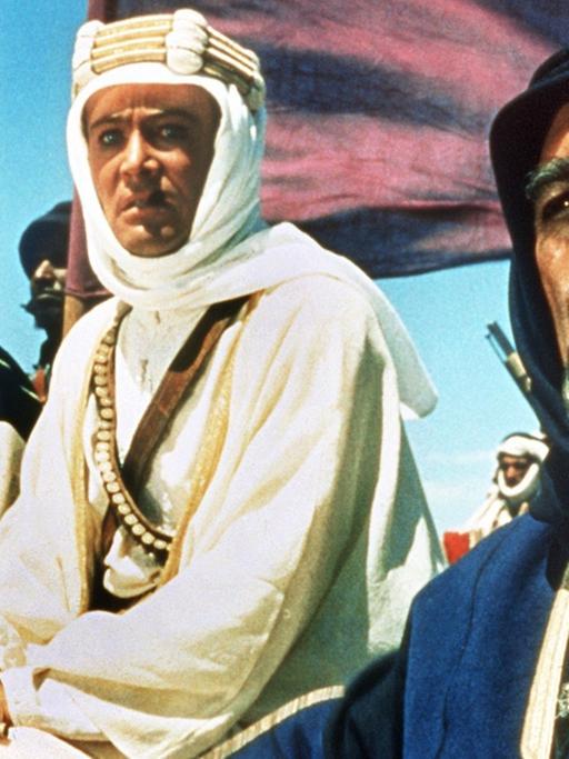 Peter O'Toole als "Lawrence von Arabien" (M) mit Omar Sharif (l) und Anthony Quinn (r).