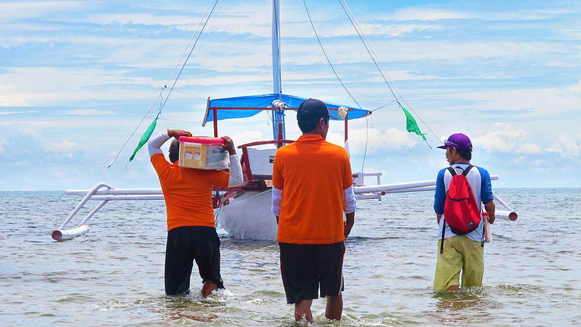 Die meisten Bücher, die Ridwan und einige Freiwillige mit dem Boot in West-Sulawesi transportieren, sind Kinderbücher.