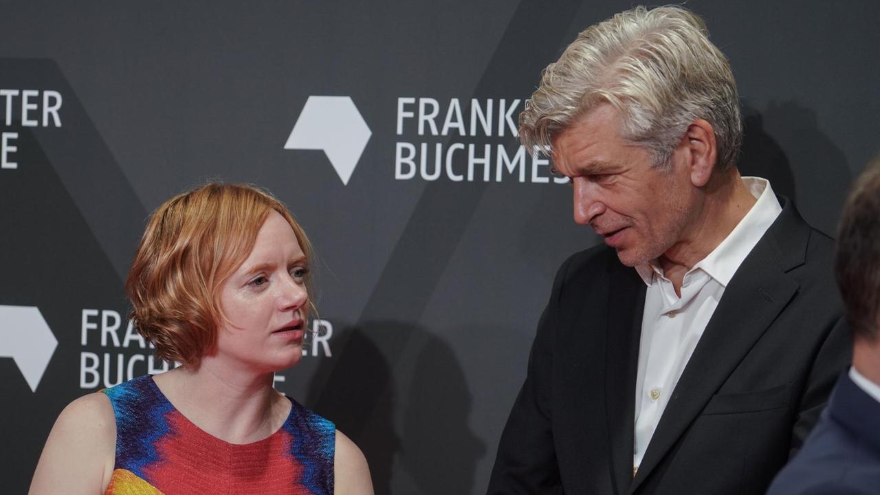 Die beiden norwegischen Autoren Erika Fatland (l) und Karl Ove Knausgård stehen bei der Eröffnung der Eröffnungsfeier der Frankfurter Buchmesse am 15.10.2019 nebeneinander. Die beiden norwegischen Autoren Erika Fatland (l) und Karl Ove Knausgård stehen bei der Eröffnung der Eröffnungsfeier der Frankfurter Buchmesse am 15.10.2019 nebeneinander.