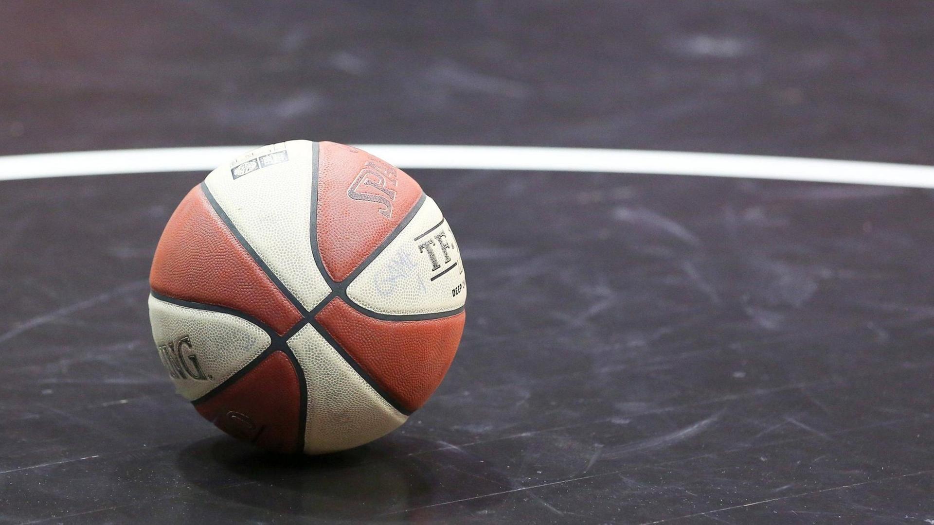 Ein Basketball liegt auf dem Boden. Ein Basketball liegt auf dem Boden.