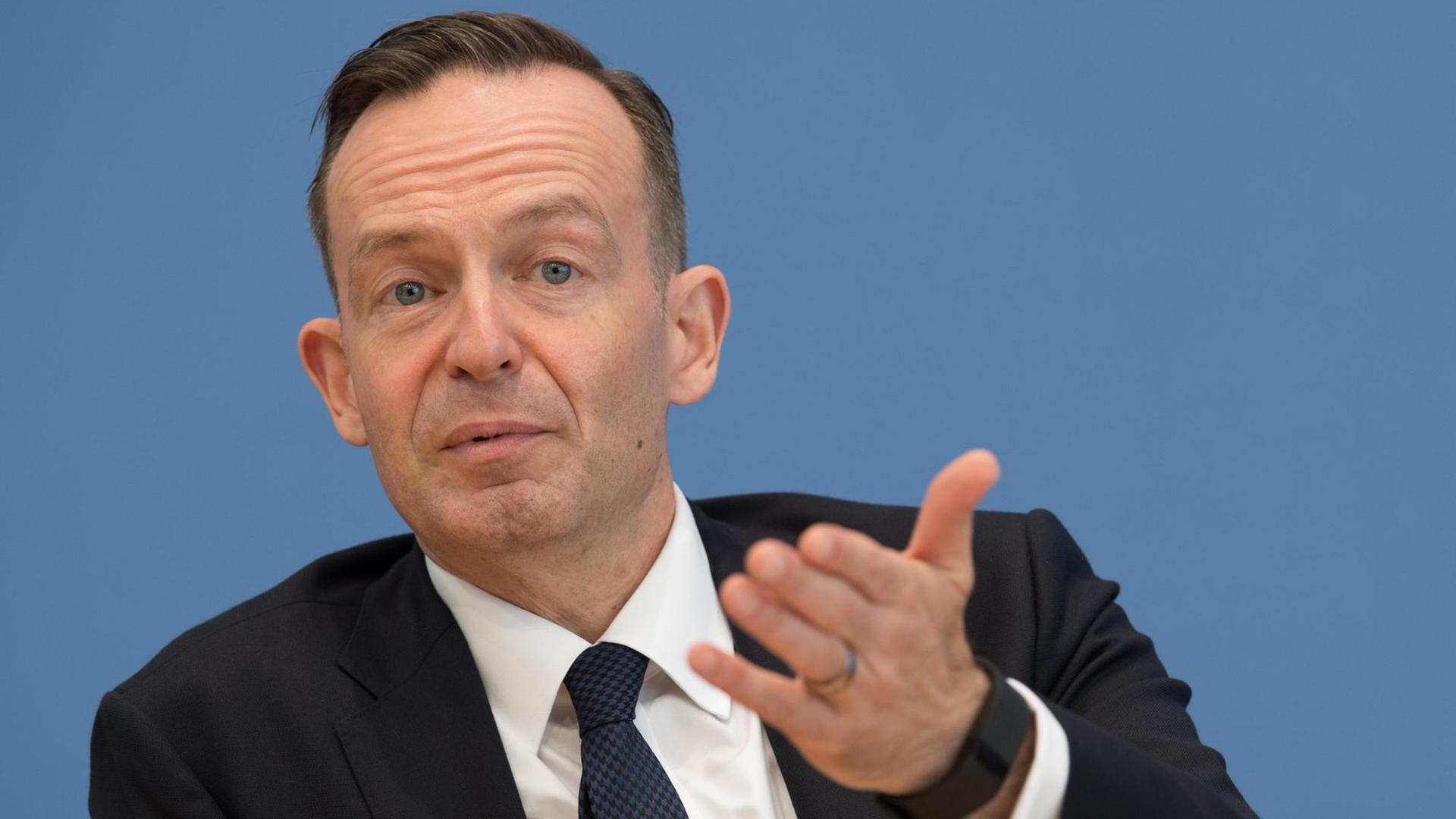 Der Wirtschaftsminister von Rheinland-Pfalz, Volker Wissing (FDP), spricht am 07.09.2017 in Berlin während einer gemeinsamen Pressekonferenz mit seinen Amtskollegen aus Nordrhein-Westfalen und Schleswig-Holstein zu wirtschaftspolitischen Fragen Der Wirtschaftsminister von Rheinland-Pfalz, Volker Wissing (FDP), spricht am 07.09.2017 in Berlin während einer gemeinsamen Pressekonferenz mit seinen Amtskollegen aus Nordrhein-Westfalen und Schleswig-Holstein zu wirtschaftspolitischen Fragen