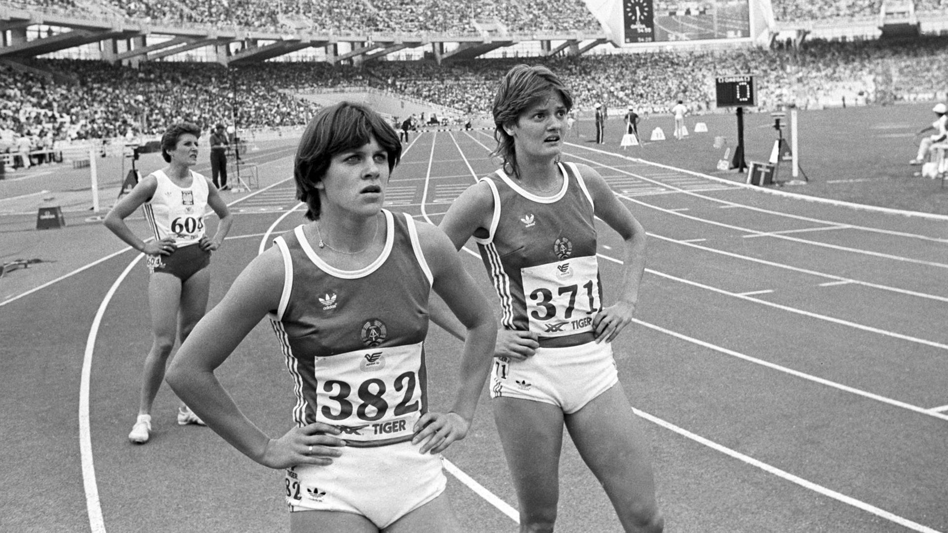 Die DDR-Leichtathletin Birgit Uibel (l., 382) und ihre Landsmännin Petra Pfaff (r., 371) kurz vor dem Start des Finallaufes der 400m Hürden bei den Leichtathletik-Europameisterschaften in Athen, Griechenland, am 10.09.1982. Die DDR-Leichtathletin Birgit Uibel (l., 382) und ihre Landsmännin Petra Pfaff (r., 371) kurz vor dem Start des Finallaufes der 400m Hürden bei den Leichtathletik-Europameisterschaften in Athen, Griechenland, am 10.09.1982.