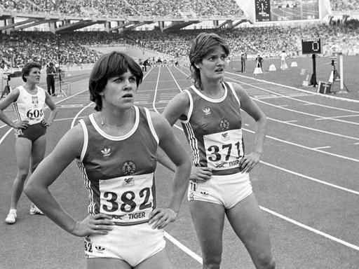 Die DDR-Leichtathletin Birgit Uibel (l., 382) und ihre Landsmännin Petra Pfaff (r., 371) kurz vor dem Start des Finallaufes der 400m Hürden bei den Leichtathletik-Europameisterschaften in Athen, Griechenland, am 10.09.1982.
