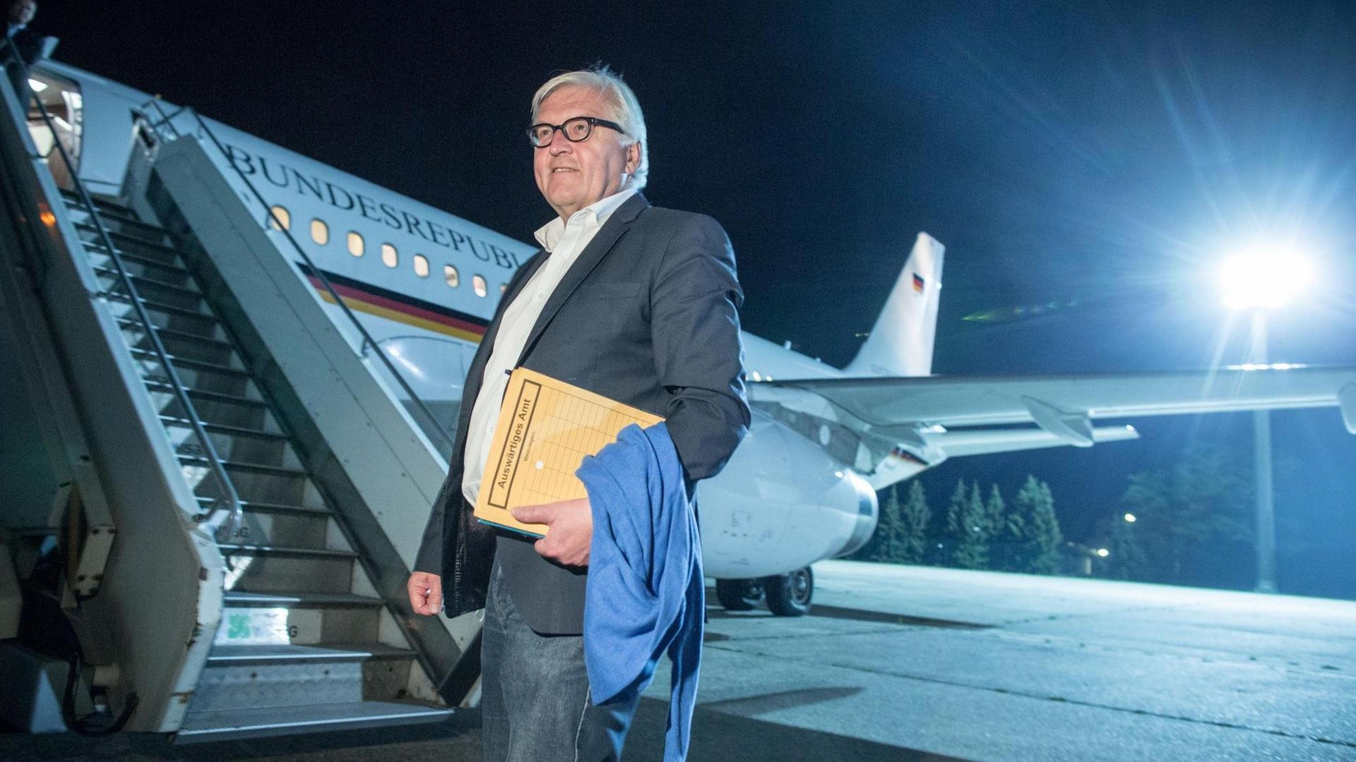 Bundesaußenminister Frank-Walter Steinmeier reist als erster bundesdeutscher Außenminister nach Kuba. Bundesaußenminister Frank-Walter Steinmeier reist als erster bundesdeutscher Außenminister nach Kuba.
