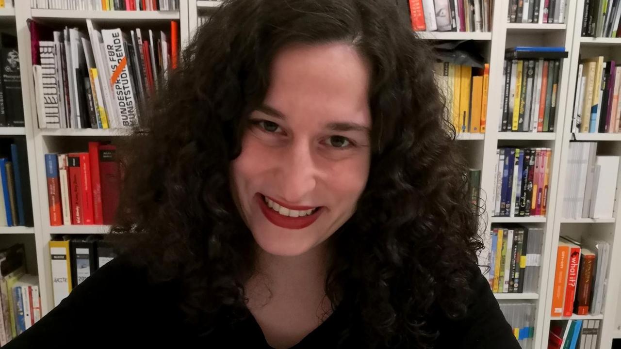 Porträt der Comic-Künstlerin Büke Schwarz. Porträt der Comic-Künstlerin Büke Schwarz.