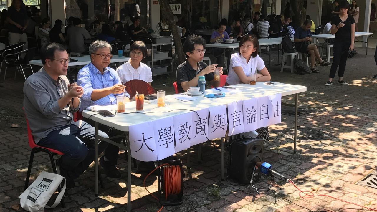 Bei einer Veranstaltung der Chinese University wird über die Unabhängigkeit diskutiert. Bei einer Veranstaltung der Chinese University wird über die Unabhängigkeit diskutiert.