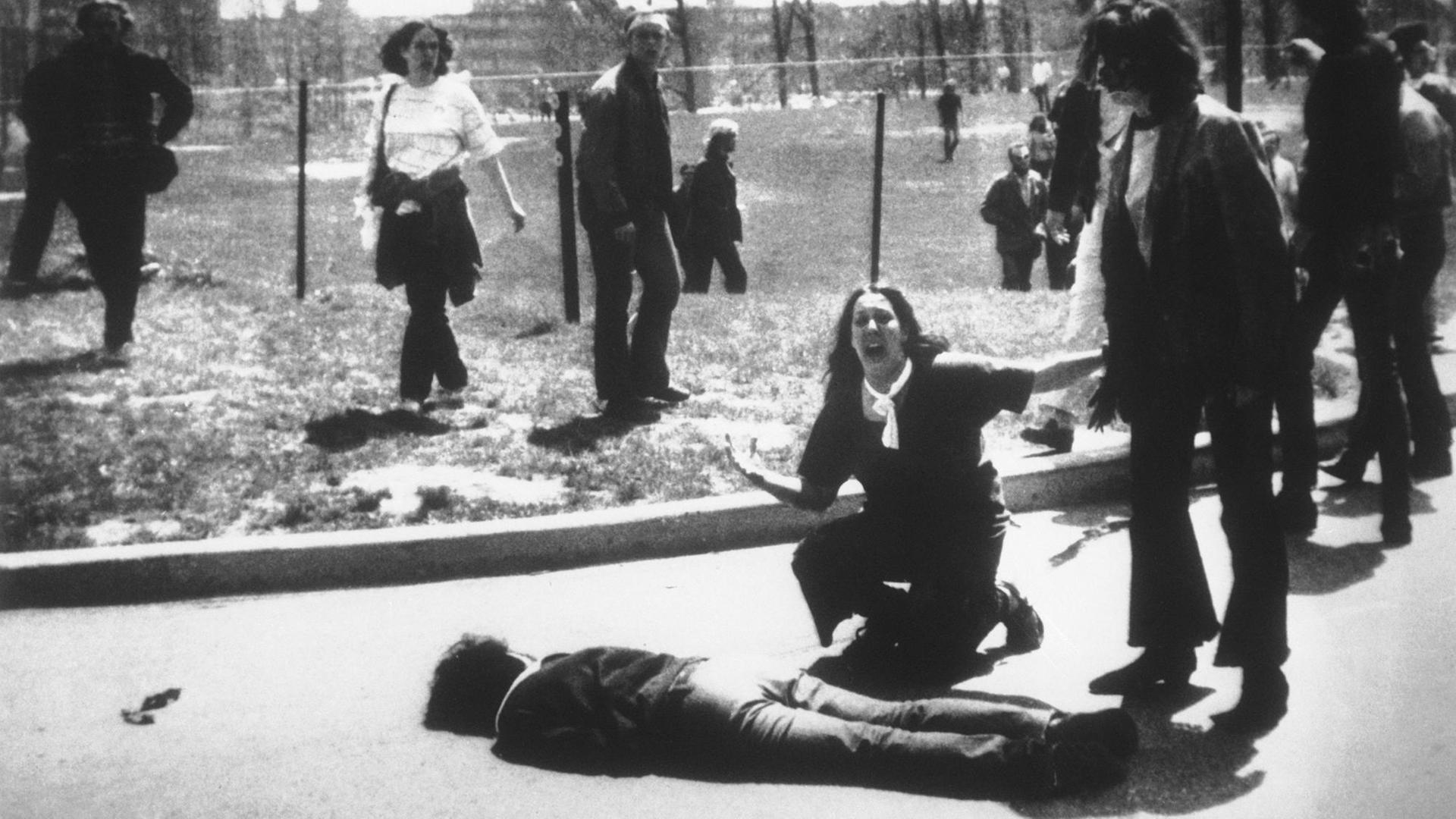 Am 4. Mai 1970 kniet Mary Ann Vecchio vor dem Kommilitonen Jeffrey Miller auf dem Campus der Kent State University in Ohio. Zuvor hatte die Nationalgarde vier Studenten erschossen, die gegen die US-Bombardierung von Kamboscha demonstriert hatten. Am 4. Mai 1970 kniet Mary Ann Vecchio vor dem Kommilitonen Jeffrey Miller auf dem Campus der Kent State University in Ohio. Zuvor hatte die Nationalgarde vier Studenten erschossen, die gegen die US-Bombardierung von Kamboscha demonstriert hatten.