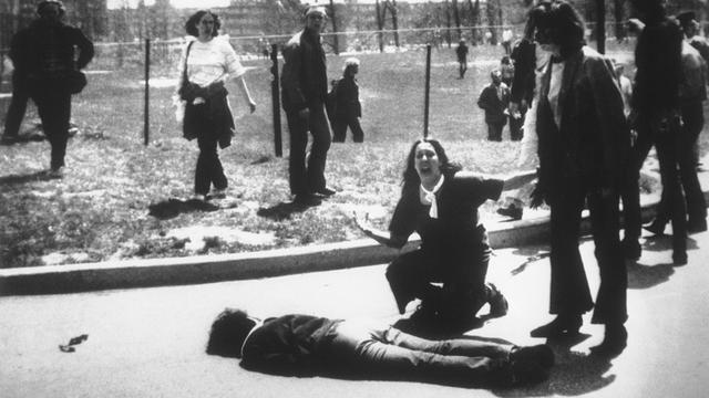 Am 4. Mai 1970 kniet Mary Ann Vecchio vor dem Kommilitonen Jeffrey Miller auf dem Campus der Kent State University in Ohio. Zuvor hatte die Nationalgarde vier Studenten erschossen, die gegen die US-Bombardierung von Kamboscha demonstriert hatten.