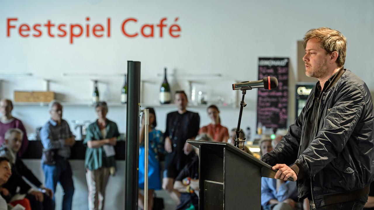 Der Schweizer Regisseur Milo Rau bei seiner Rede am 21.5.2018 anlässlich der Kerr-Preis-Verleihung im Haus der Berliner Festspiele Der Schweizer Regisseur Milo Rau bei seiner Rede am 21.5.2018 anlässlich der Kerr-Preis-Verleihung im Haus der Berliner Festspiele
