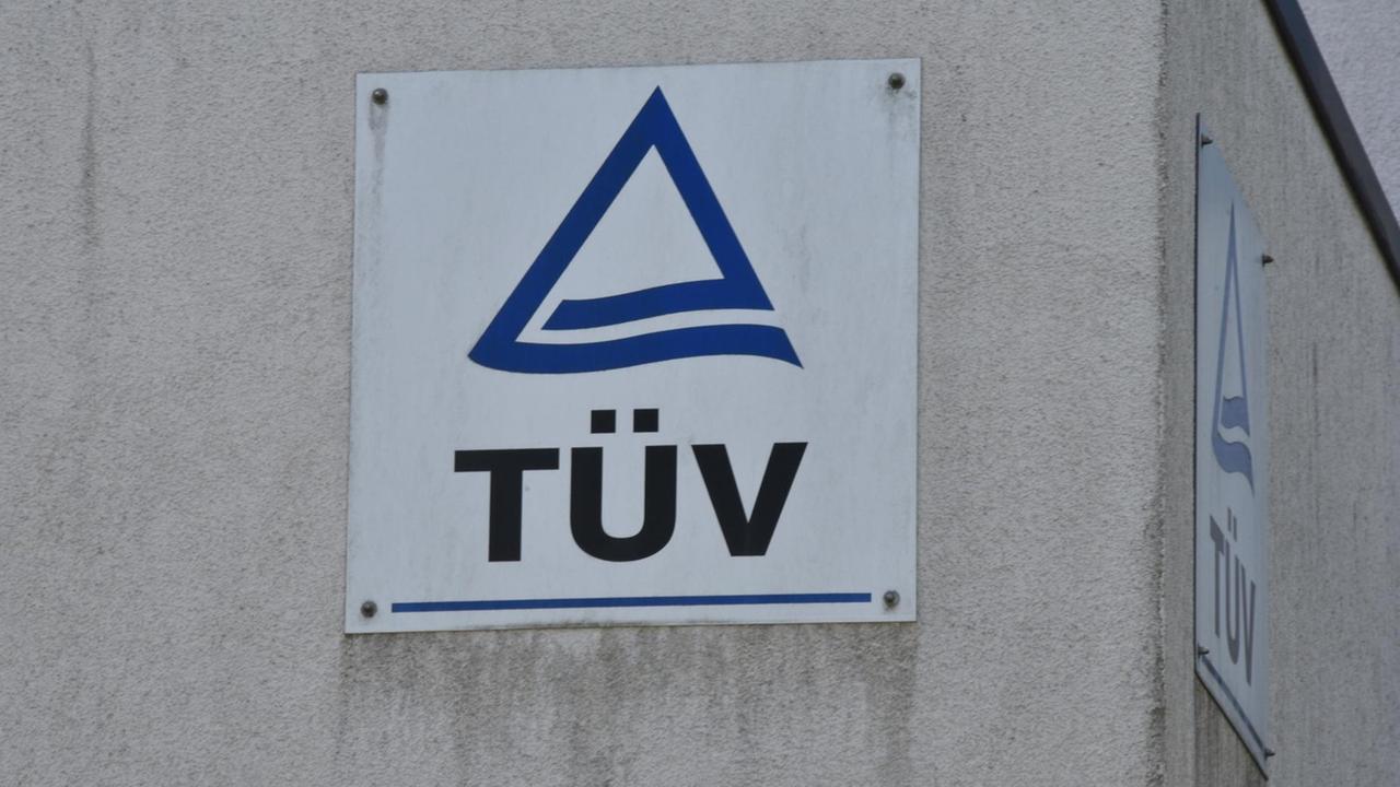 Schild mit Logo des TÜV, Technischer Überwachungsverein Schild mit Logo des TÜV, Technischer Überwachungsverein