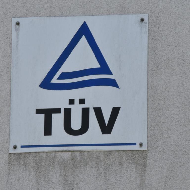 Schild mit Logo des TÜV, Technischer Überwachungsverein