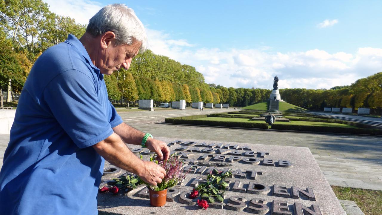 Der Gärtner Sedat Àtisman an seinem Arbeitsplatz, dem Sowjetischen Ehrenmal im Treptower Park. Der Gärtner Sedat Àtisman an seinem Arbeitsplatz, dem Sowjetischen Ehrenmal im Treptower Park.