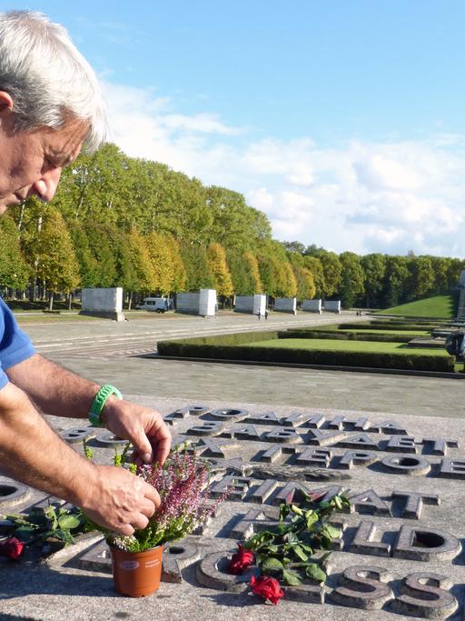 Der Gärtner Sedat Àtisman an seinem Arbeitsplatz, dem Sowjetischen Ehrenmal im Treptower Park.