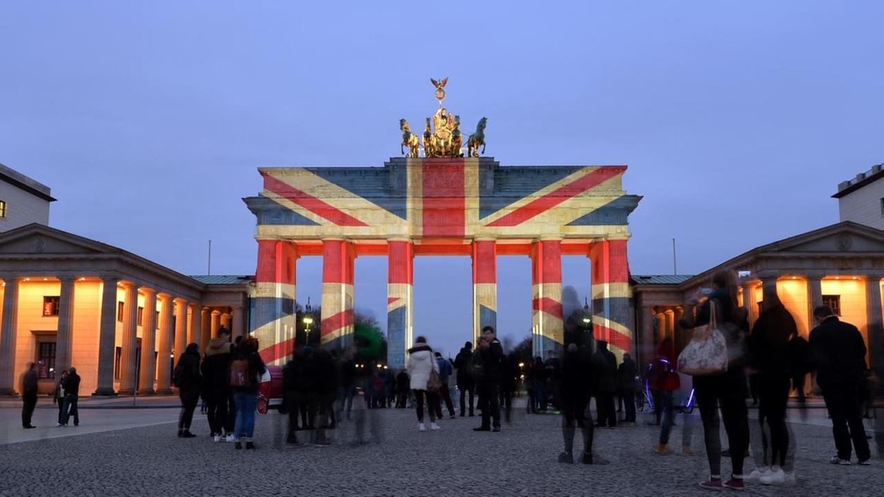 Das Brandenburger Tor wurde am 23.3.2017 in Berlin zum Gedenken an die Opfer des Anschlags von London den Farben der britischen Flagge angestrahlt.