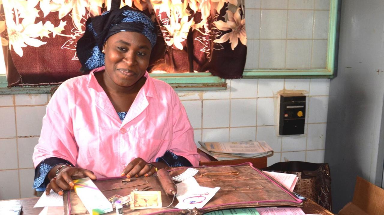 Die Hebamme Hamsatou Daugo, die in Niamey, der Hauptstadt des Niger arbeitet, hat eine braune Ledermappe vor sich ausgebreitet. In dieser finden sich alle nur denkbaren Verhütungsmethoden: Anti-Baby-Pille, Kondome, Spirale, ein hormonelles Verhütungsstäbchen. Die Hebamme Hamsatou Daugo, die in Niamey, der Hauptstadt des Niger arbeitet, hat eine braune Ledermappe vor sich ausgebreitet. In dieser finden sich alle nur denkbaren Verhütungsmethoden: Anti-Baby-Pille, Kondome, Spirale, ein hormonelles Verhütungsstäbchen.