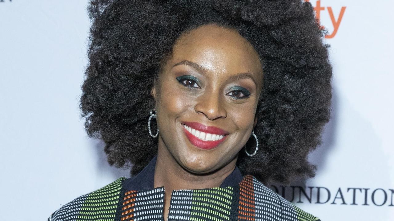 Chimamanda Ngozi Adichie posiert bei einer Veranstaltung in New York für ein Foto. Chimamanda Ngozi Adichie posiert bei einer Veranstaltung in New York für ein Foto.