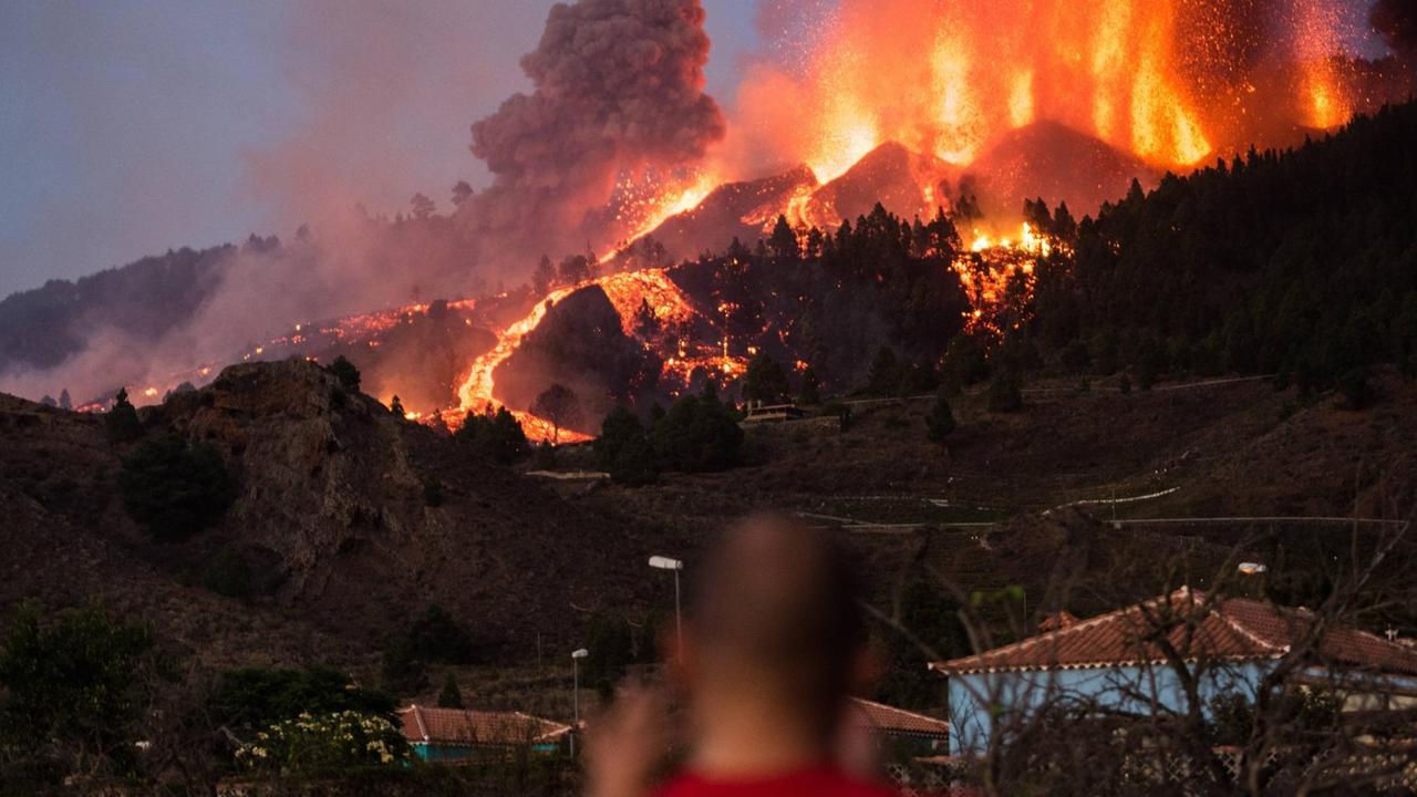 Lava läuft aus dem Vulkan Cumbre Vieja auf der kanarischen Insel La Palma. Lava läuft aus dem Vulkan Cumbre Vieja auf der kanarischen Insel La Palma.