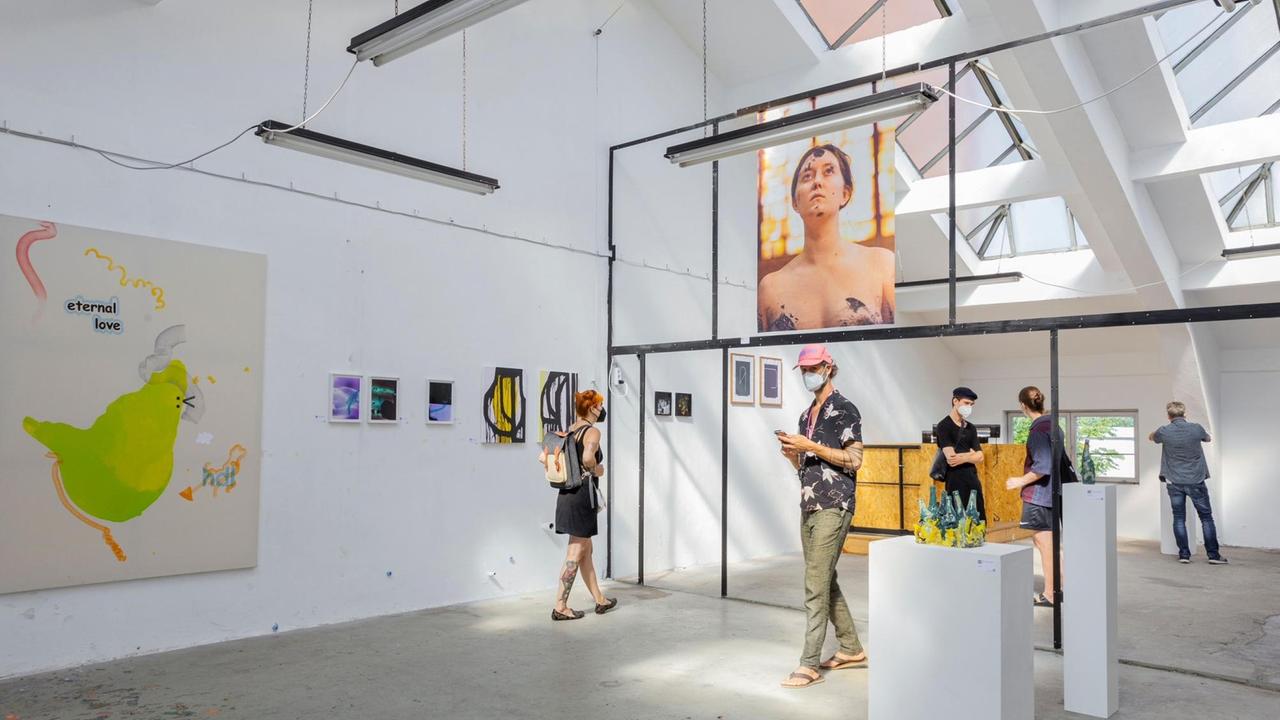 Besucher in den Räumen des Kunstmagazins Monopol bei der Besichtigung. Besucher in den Räumen des Kunstmagazins Monopol bei der Besichtigung.