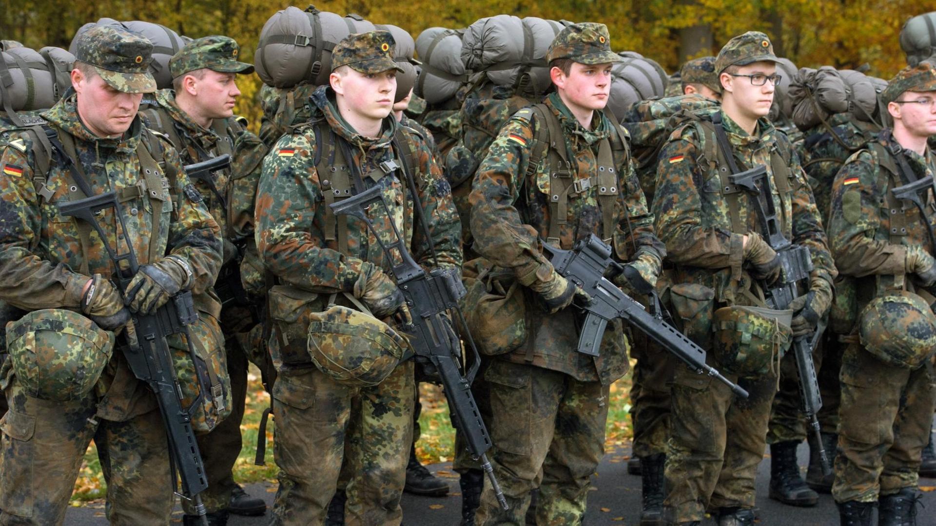 Soldaten in der Grundausbildung stehen am 01.11.2016 auf dem Gelände der Marinetechnikschule (MTS) in Parow mit Gewehren in der Hand nebeneinander Soldaten in der Grundausbildung stehen am 01.11.2016 auf dem Gelände der Marinetechnikschule (MTS) in Parow mit Gewehren in der Hand nebeneinander