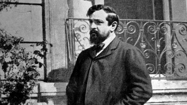 Zeitgenössische Aufnahme des französischen Komponisten Claude Debussy. Debussy wurde am 22. August 1862 in Saint-Germain-en-Laye geboren und starb am 25. März 1918 in Paris. |