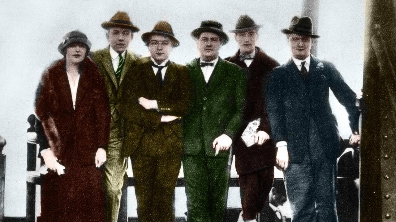 Groupe des Six: Germaine Tailleferre, Francis Poulenc, Arthur Honegger, Darius Milhaud, Jean Cocteau et Georges Auric (v.l.)